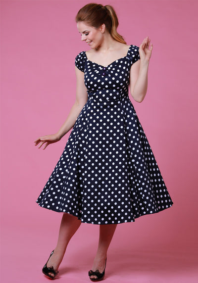 Tummansininen dolores doll kellomekko polka dot -kuosilla, kokokuva