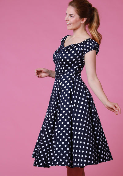 Tummansininen dolores doll kellomekko polka dot -kuosilla, sivukuva