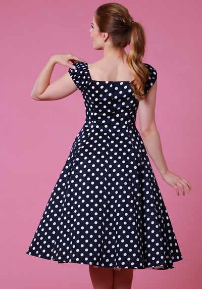 Tummansininen dolores doll kellomekko polka dot -kuosilla, takakuva
