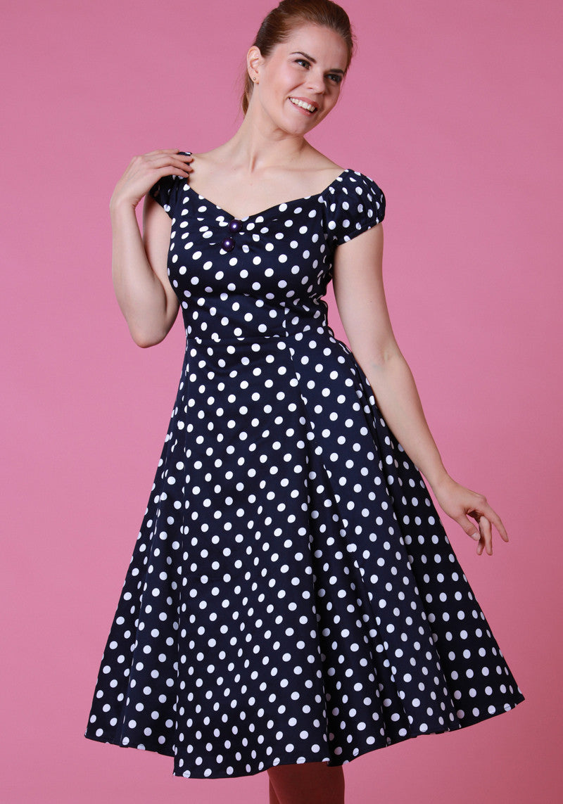 Tummansininen dolores doll kellomekko polka dot -kuosilla, etukuva