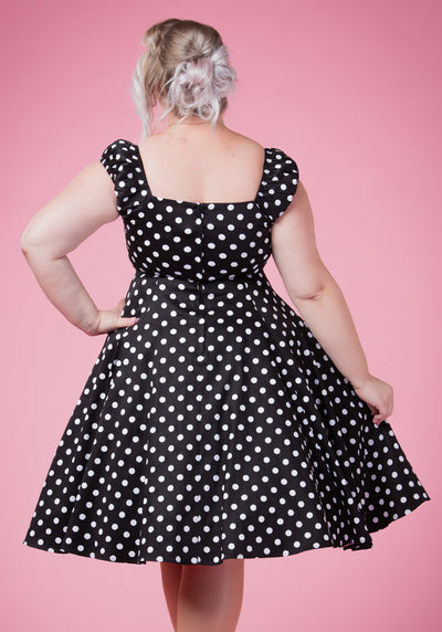 Mustavalkoinen polkadot fiftarimekko, plusmalli takaa