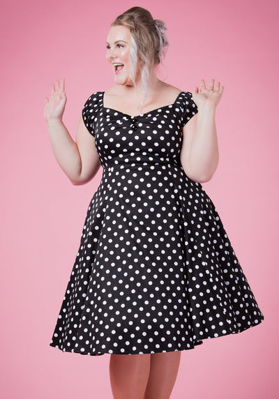 Mustavalkoinen polkadot fiftarimekko, plusmalli edestä