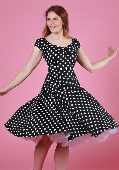 Muodokas Dolores Doll -mekko mustavalkoisella Polka Dot -kuviolla, etukuva