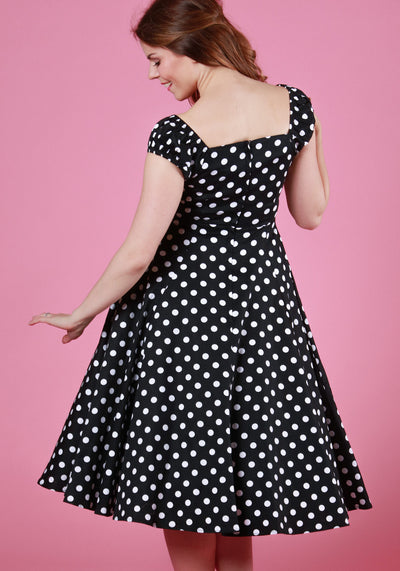 Muodokas Dolores Doll -mekko mustavalkoisella Polka Dot -kuviolla, takakuva