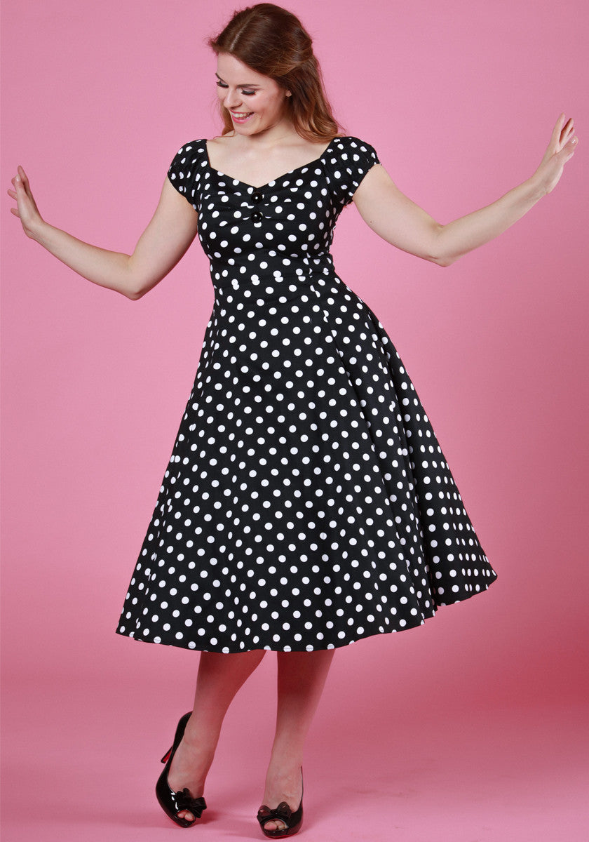 Muodokas Dolores Doll -mekko mustavalkoisella Polka Dot -kuviolla, kokokuva