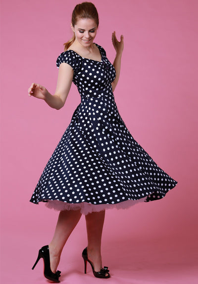 Tummansininen polkadot fiftarimekko ja tyllihame, mallikuva edestä