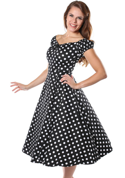 Mustavalkoinen polka dot kellomekko pienillä hihoilla