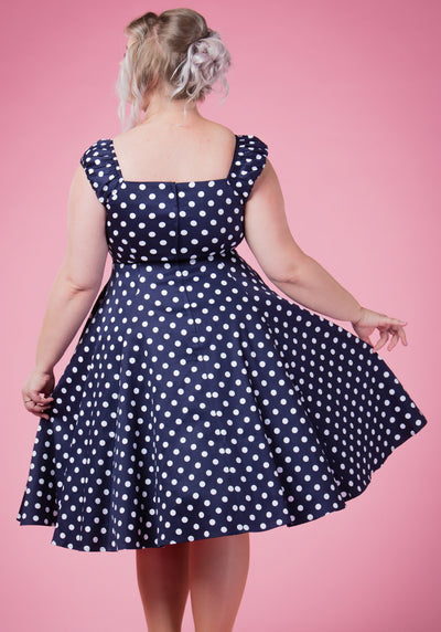 Tummansininen polkadot fiftarimekko ja tyllihame, plusmalli takaa