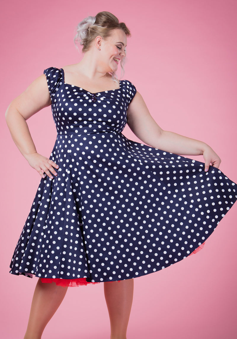 Tummansininen polkadot fiftarimekko ja tyllihame, plusmalli edestä