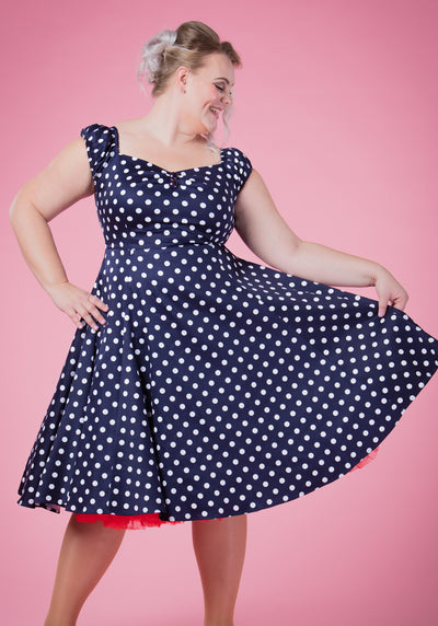 Tummansininen polkadot fiftarimekko ja tyllihame, plusmalli edestä