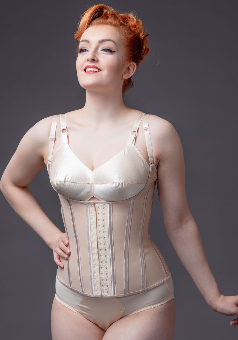 Nude underbust-korsetti jossa korkea selkä ja olkaimet, kuva edestä